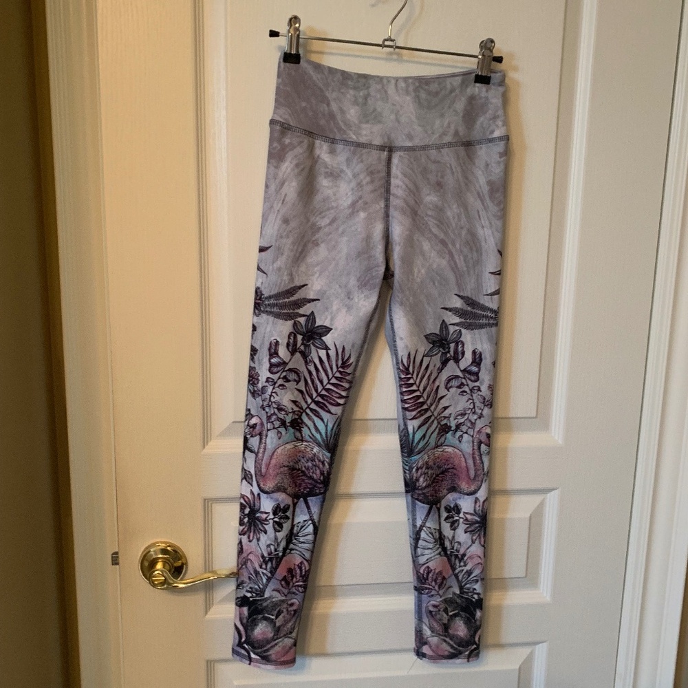 YOGA/WORKOUT  PANTS - IN EXCELLENT CONDITION- FLATTERING DESIGN- size S/XS